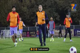 پزشکیان در کنار ملی‌پوشان؛ رئیس‌جمهور پا به توپ شد