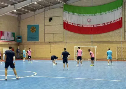 کاپیتان ایران با دماغ چسب زده