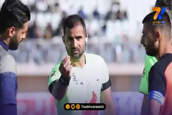 سام بازی استقلال را سوت می‌زند