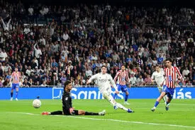 دربی پرهیجان مادرید؛ پیروزی ۳–۲ رئال در شب پرحادثه برنابئو