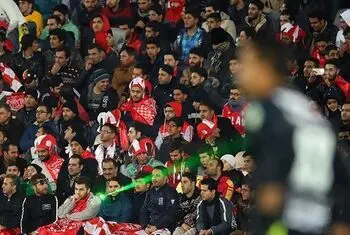 فریاد “حیا کن رها کن” در تختی؛ خشم هواداران پرسپولیس از درویش و هاشمیان