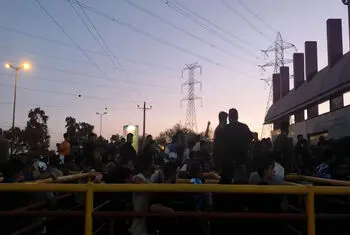 هواداران پرشمار استقلال پشت درهای بسته ورزشگاه!
