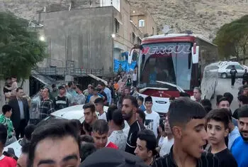 ازدحام جمعیت سد راه ورود خیبر به ورزشگاه خرم آباد