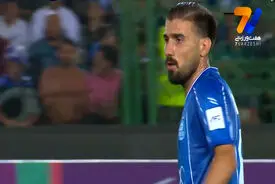 ضربه دیدنی مهران احمدی به تیر دروازه الوحدات برخورد کرد