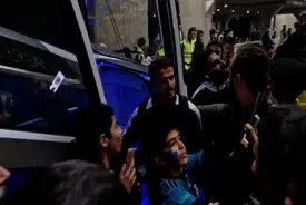 سلفی هواداران استقلال با وریا غفوری مقابل اتوبوس تیم پس از بازی با پادیاب