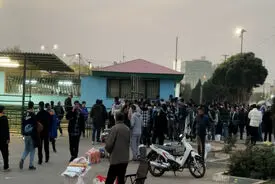 هواداران مشتاق استقلال در انتظار آغاز دیدار برابر الوصل