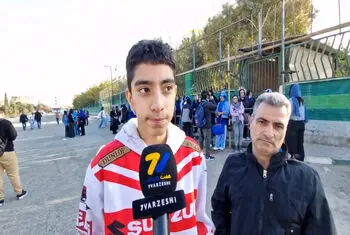 کل کل هوادار استقلال و توپ جمع کن پرسپولیسی