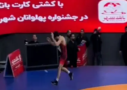 پرتاب بطری از سوی هواداران استقلال به کشتی گیر روس مالک پرسپولیس