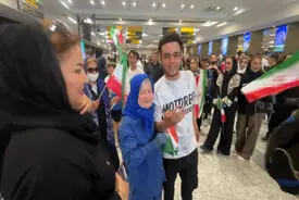 حضور مادربزرگ استقلالی، هوادار محبوب آبی‌ها در مراسم استقبال از تیم ملی